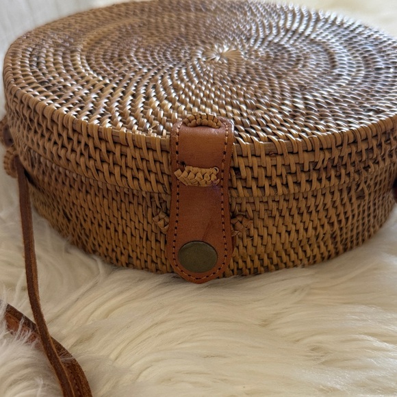 Elegant Tan Woven Crossbody Bag - Picture 4 of 4
